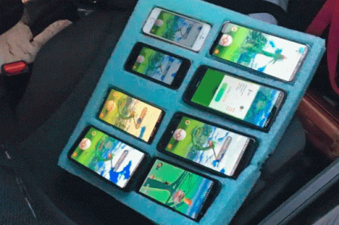 Motorista abordado pela pol&iacute;cia jogava Pok&eacute;mon GO em 8 celulares