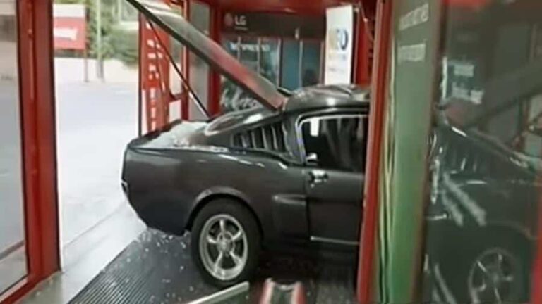 Carro raro &eacute; usado para arrombar loja e roubar videogames
