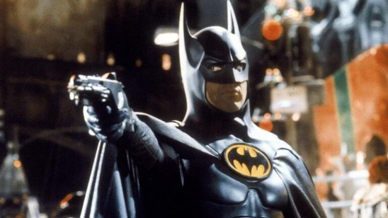 Batman de Michael Keaton ser&aacute; referenciado em Crise nas Infinitas Terras