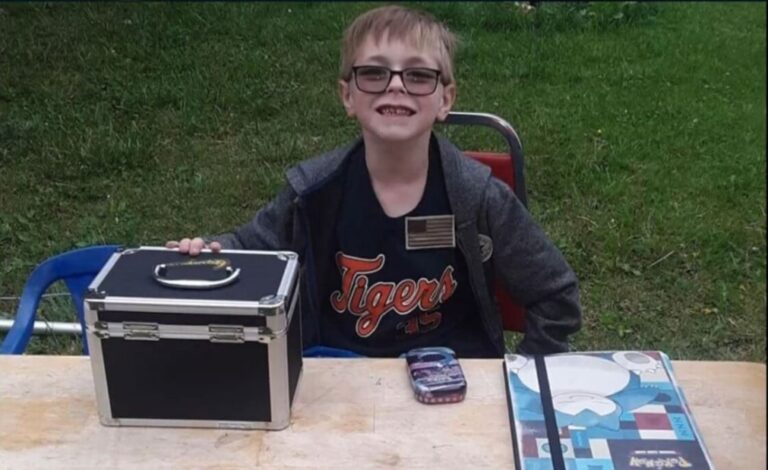 Garoto vende cartas de Pok&eacute;mon para pagar veterin&aacute;rio e ganha cartas raras