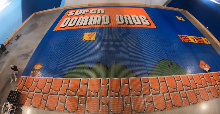 Rob&ocirc; monta impressionante mural de Mario com 100 mil domin&oacute;s