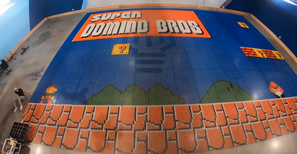 Rob&ocirc; monta impressionante mural de Mario com 100 mil domin&oacute;s