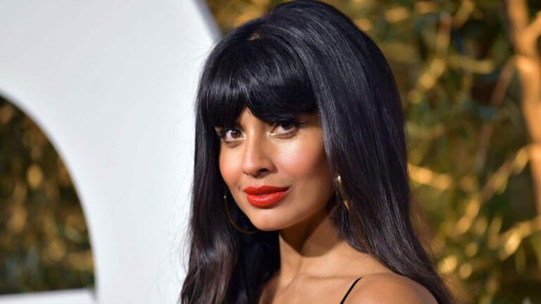 Mulher-Hulk | Jameela Jamil revela pr&eacute;via do seu visual como a vil&atilde; da s&eacute;rie da Marvel