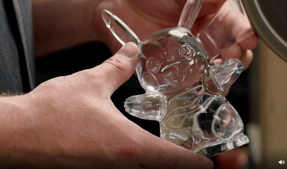 Pikachu feito em cristal ser&aacute; vendido em celebra&ccedil;&atilde;o aos 25 anos de Pok&eacute;mon