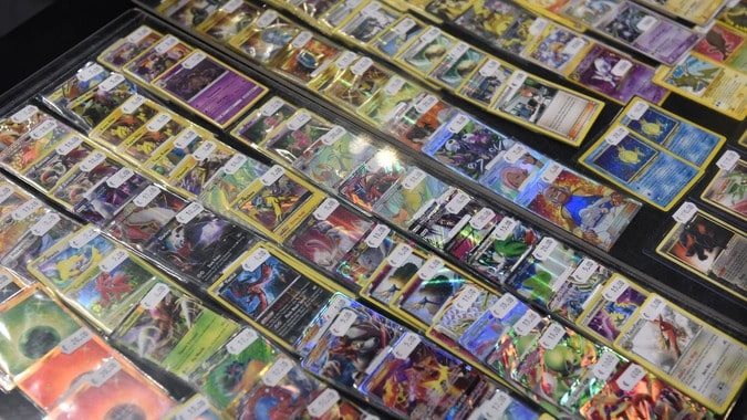 Homem compra carta rara de Pokemon com fundo emergencial e acaba na cadeia