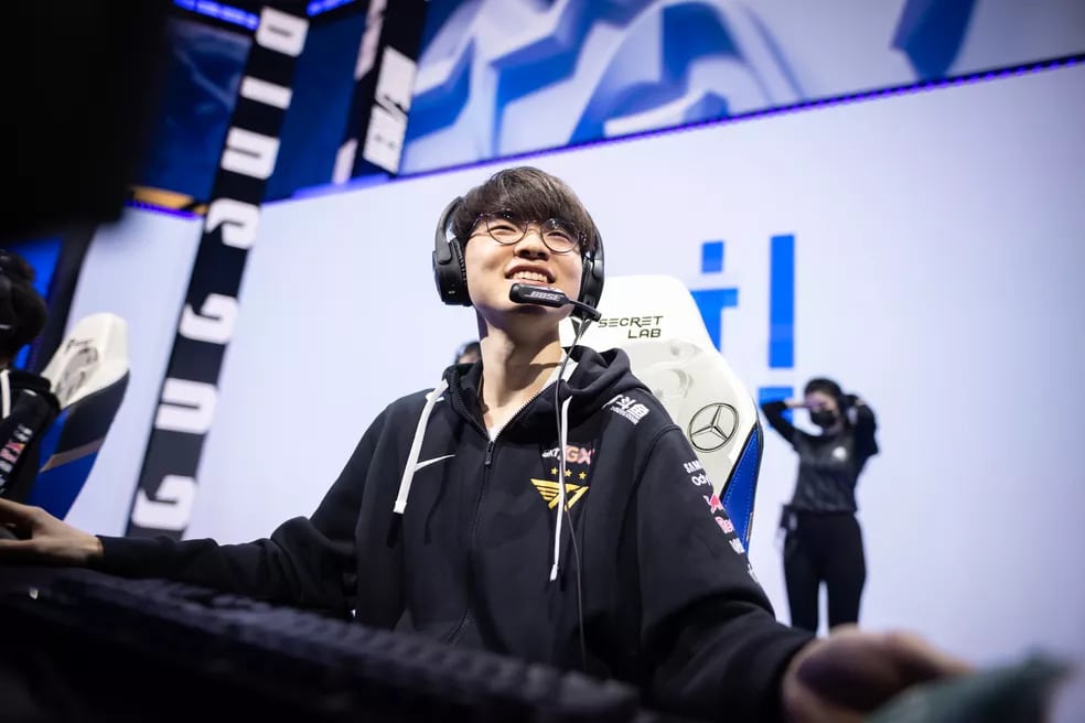LoL: Faker vira outdoor em comemora&ccedil;&atilde;o aos 9 anos competitivos