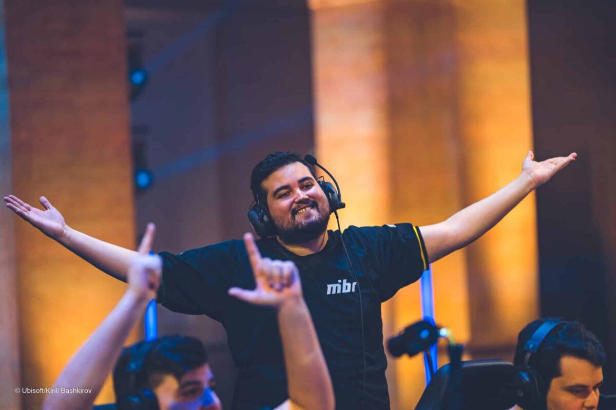 Treinador Budega suspenso por conduta inadequada