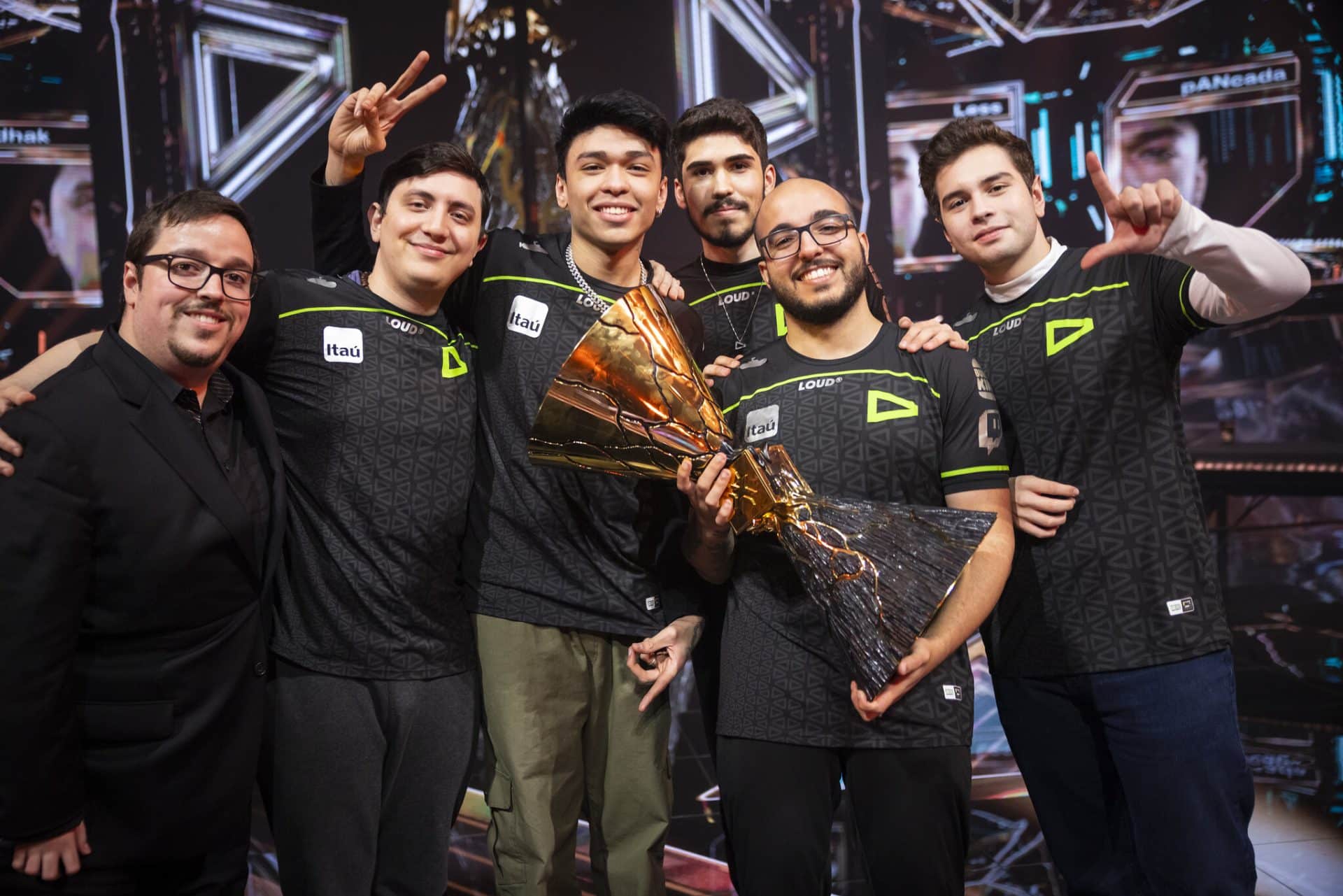 Foto da LOUD com o trof&eacute;u do VALORANT Champions 2022