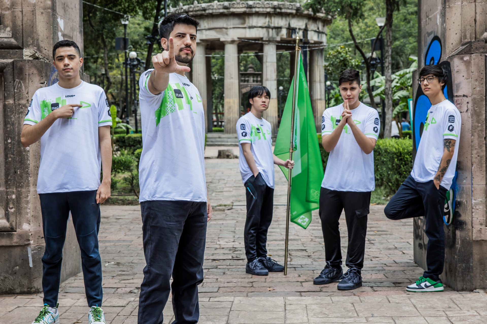 Foto promocional da equipe da LOUD para o Worlds 2022