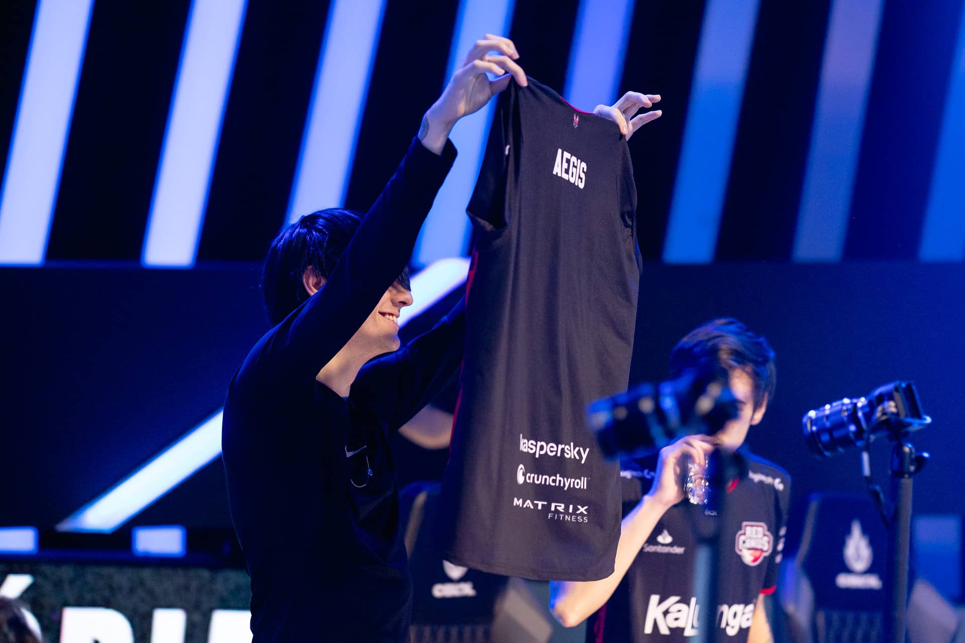 Foto de Aegis mostrando o seu nome na camiseta da RED 