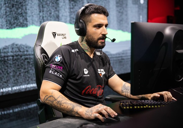 LOL: brTT anuncia sa&iacute;da da paiN