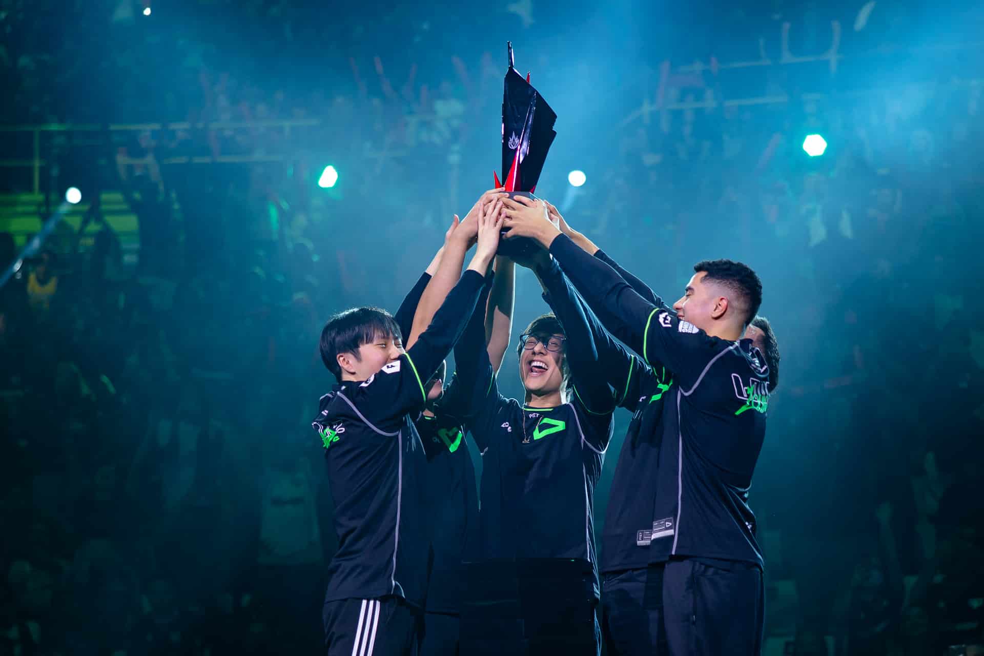 Foto dos jogadores da LOUD levantando o trof&eacute;u do CBLOL 2022