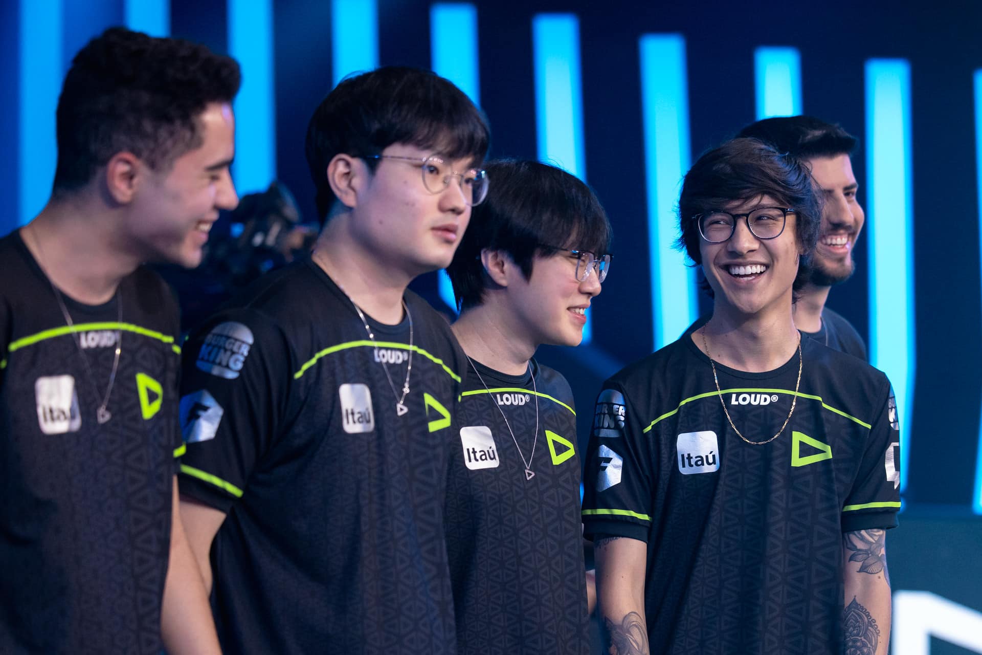 Foto dos jogadores da LOUD ap&oacute;s a vit&oacute;ria sobre a paiN Gaming