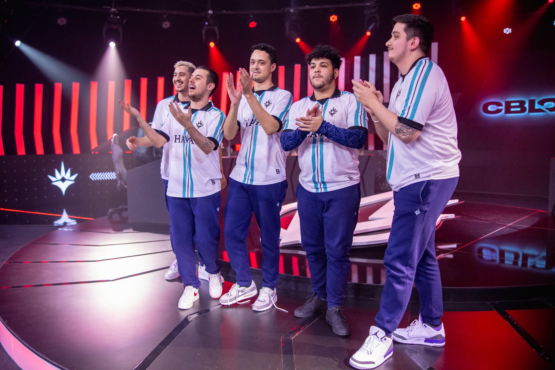 Foto dos jogadores da Liberty no palco do CBLOL 2023