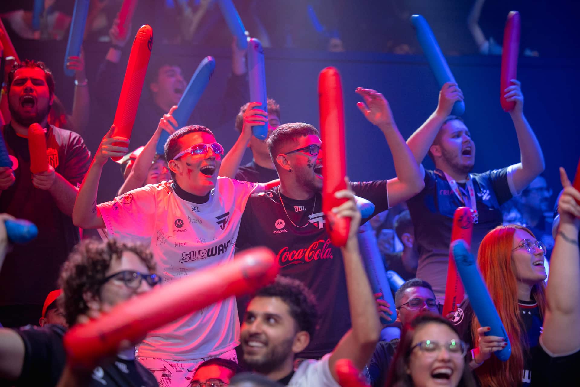 Foto da torcida presente na Arena CBLOL para a abertura do CBLOL 2023