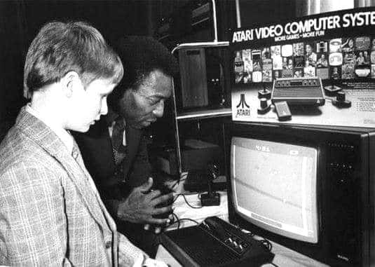 Al&eacute;m do FIFA: confira todos os jogos em que Pel&eacute; aparece ao longo da hist&oacute;ria