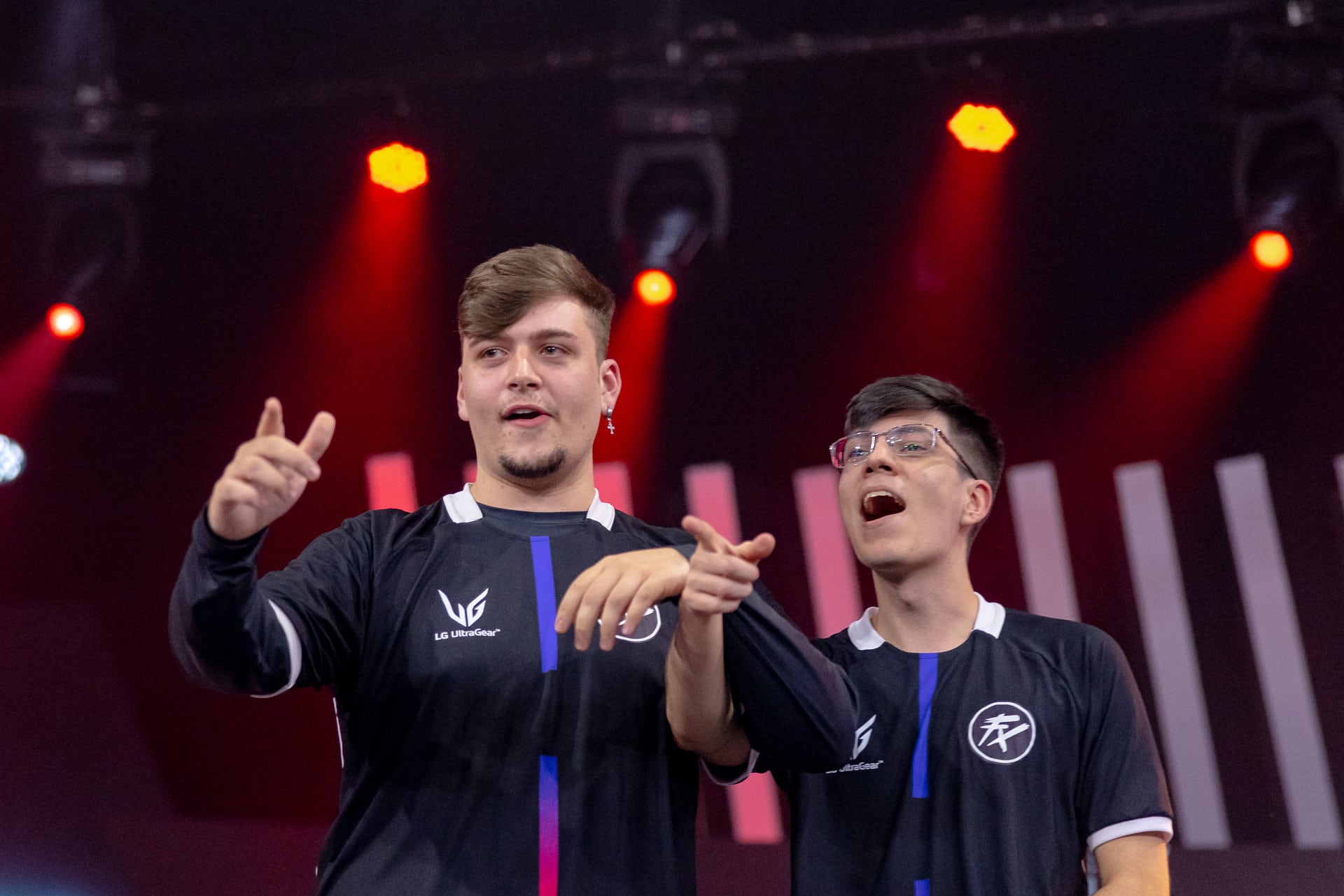 Foto de Hauz e Disamis, jogadores do FLUXO, no CBLOL