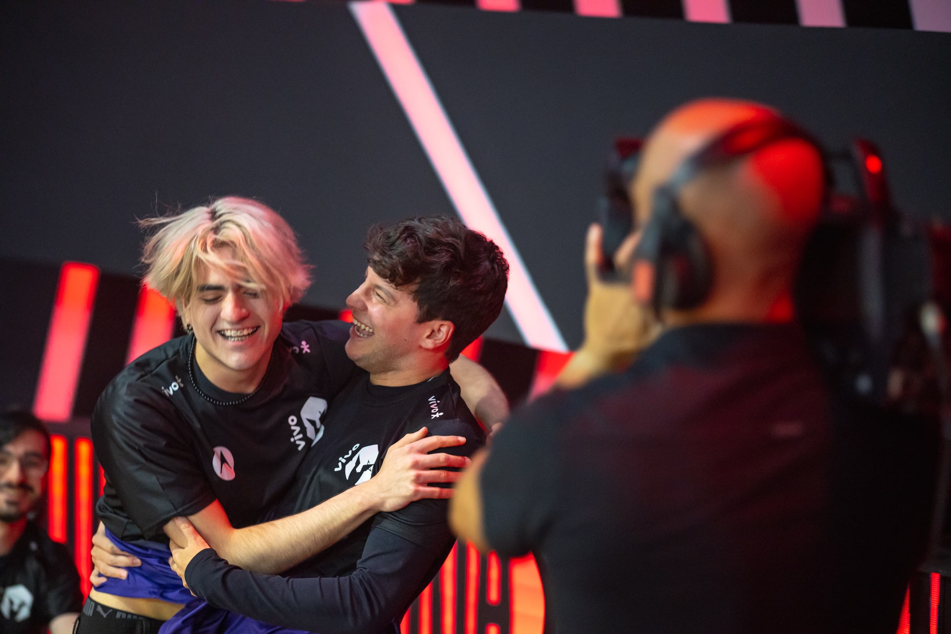 Foto dos jogadores Grell e Grevthar, da Vivo Keyd Stars, se abra&ccedil;ando no CBLOL 2023