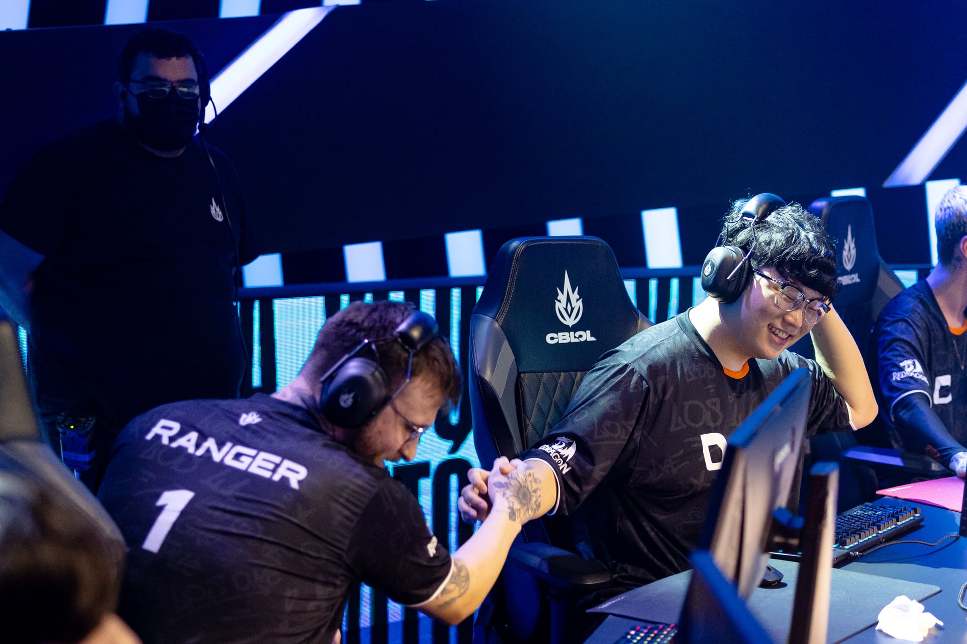 Foto de Ranger e Lava se cumprimentando ap&oacute;s a vit&oacute;ria no CBLOL 2023