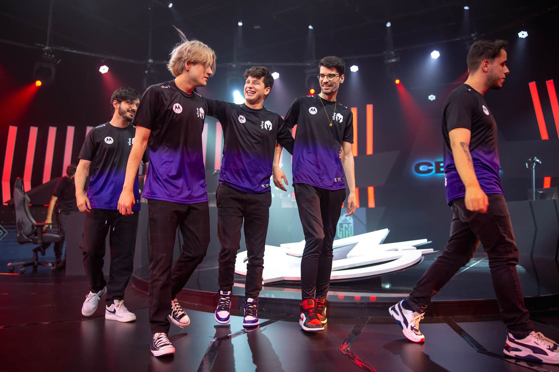 Foto dos jogadores da Vivo Keyd Stars no palco do CBLOL 2023