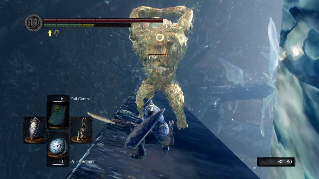 Imagem do Golem de Cristal Dourado, um dos mini bosses de Dark Souls. (Divulga&ccedil;&atilde;o / Internet)