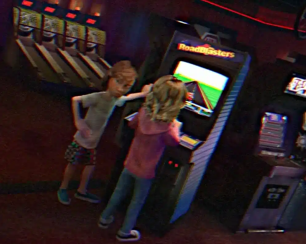 Foto ilustrativa de crian&ccedil;as jogando RoadBlasters em um fliperama no filme do Detona Ralph. (Divulga&ccedil;&atilde;o / Internet)