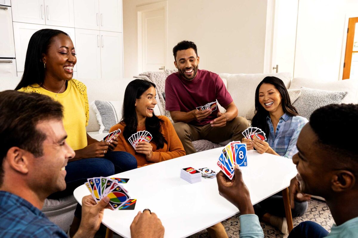 Como jogar UNO? Aprenda em 3 passos Mesa de Uno com 6 jogadores
