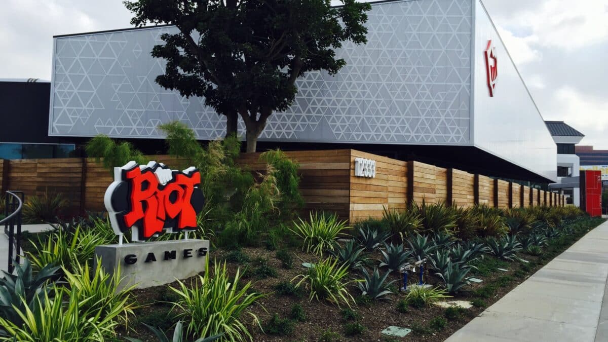 Riot Games demite 530 funcion&aacute;rios e cancela projetos