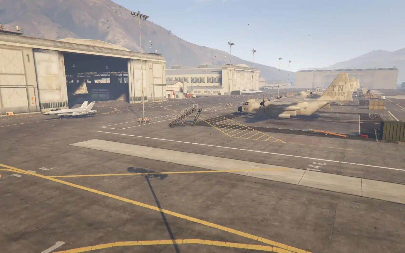 Foto do interior da base militar de GTA 5, o Fort Zancudo.