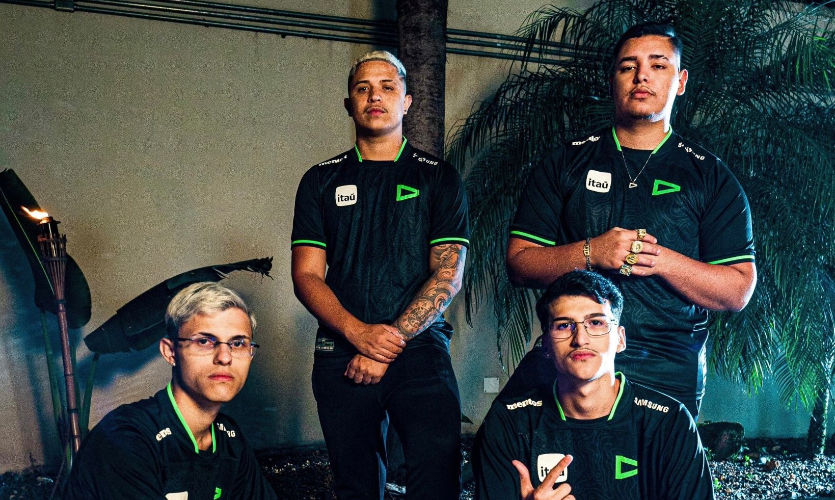 Foto dos tr&ecirc;s novos jogadores profissionais na equipe LOUD, incluindo Yago, o melhor jogador de Free Fire do Brasil.