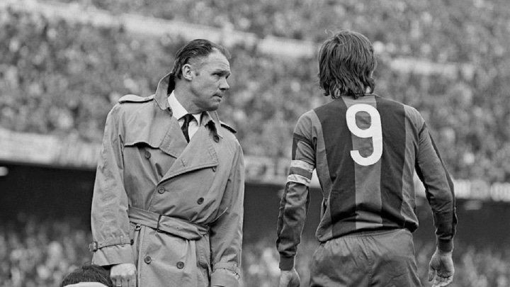 Foto de Rinus Michels treinando Cruyff no Barcelona