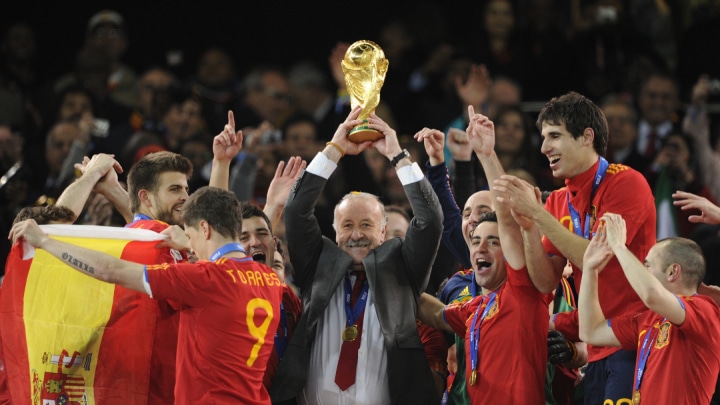 Foto de Vicente del Bosque erguendo a Copa do Mundo de 2010