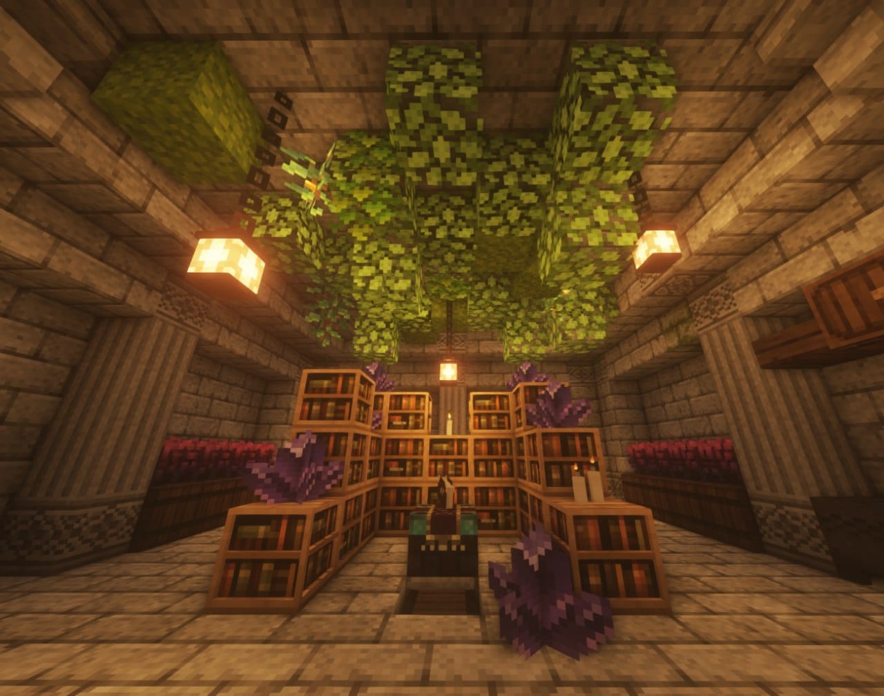 Imagem de uma sala com a Mesa de Encantamento com n&iacute;vel m&aacute;ximo no Minecraft.