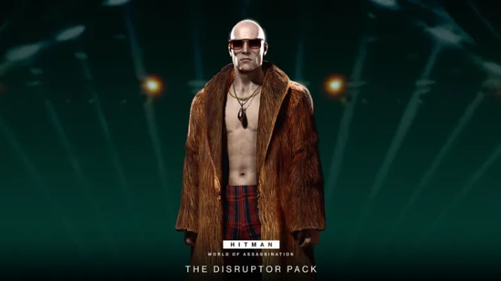 Agente 47 usando itens do Disruptor Pack